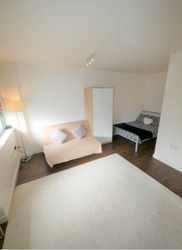 Family Studio Near Beach & Town Centre for HOLIDAY ONLY thumb 3