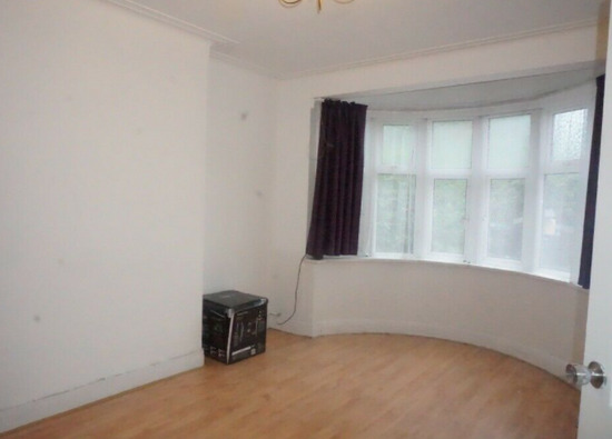 Impressive 4 Bed Rooms Semi-Detached House Available to Rent in Hendon NW4  1