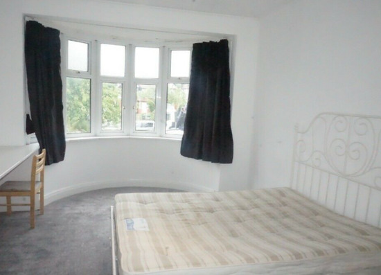 Impressive 4 Bed Rooms Semi-Detached House Available to Rent in Hendon NW4  4