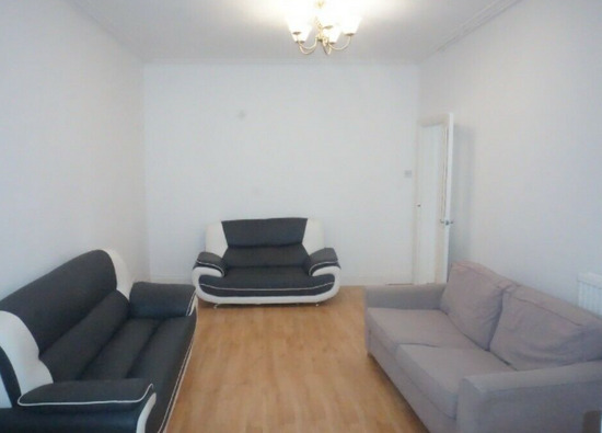 Impressive 4 Bed Rooms Semi-Detached House Available to Rent in Hendon NW4  5