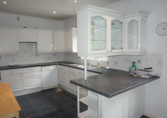 Impressive 4 Bed Rooms Semi-Detached House Available to Rent in Hendon NW4  6