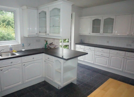 Impressive 4 Bed Rooms Semi-Detached House Available to Rent in Hendon NW4  7