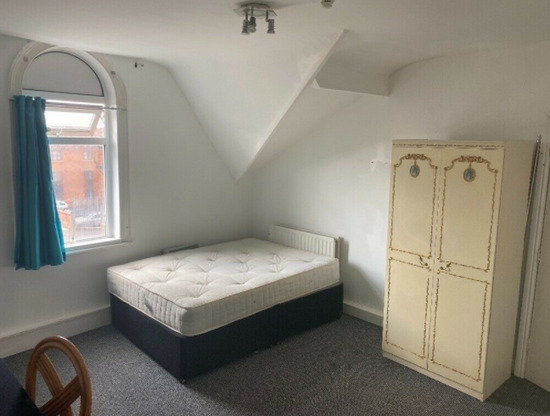 Spacious Room to Rent £325 Per Month!  0