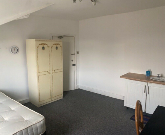 Spacious Room to Rent £325 Per Month!  1