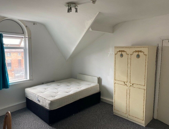 Spacious Room to Rent £325 Per Month!  2
