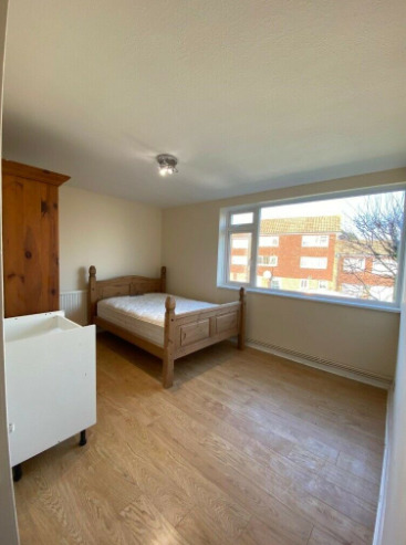 Spacious Master Room in Romford for Single Lady  0
