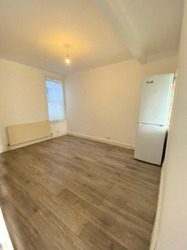 Spacious Master Room in Romford for Single Lady thumb 2