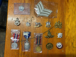 Job Lot Of Military Badges, Brooches Etc thumb-629