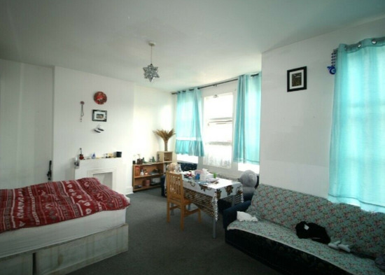 Impressive 4 Bedrooms First Floor Flat Available to Rent in Harrow  2