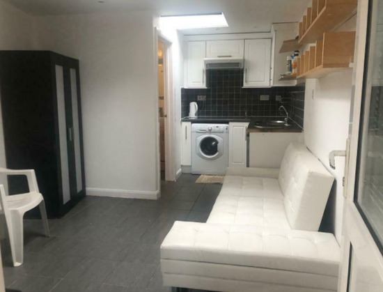 Annexe / Studio Room Share with En-Suite Slough / Langley - £600 Pm  2