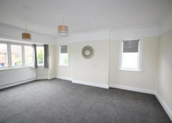 Impressive 4 Bedrooms Semi-Detached House Available to Rent in Wembley, HS9 thumb 2