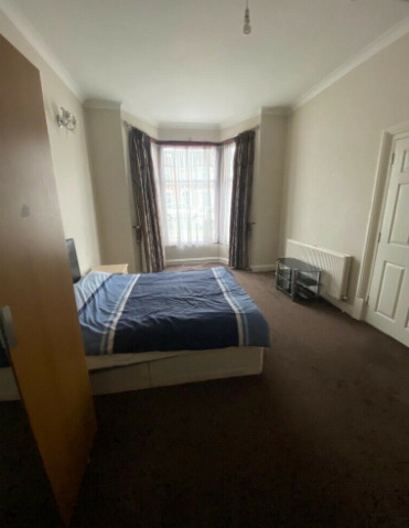 Master Room in Ilford for Couple  0
