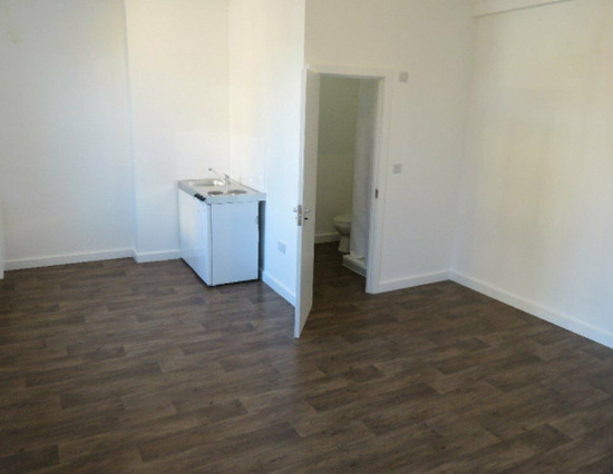N15 - Large Bright Studio Apartment in Vibrant Tottenham All Bills Included - Private Landlord  5