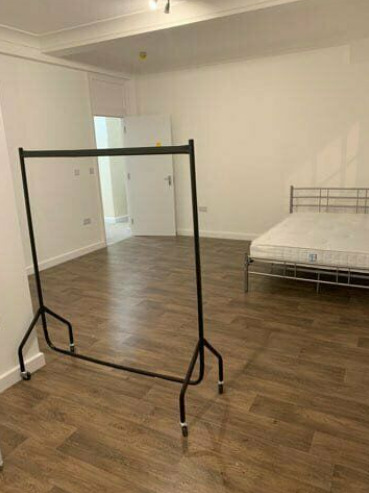 N15 - Large Bright Studio Apartment in Vibrant Tottenham All Bills Included - Private Landlord  7