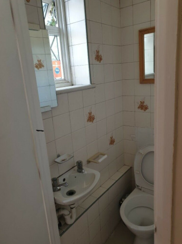 Preston Road Double Room Shower Toilet in Your £750 Per Month Including All Bills  2