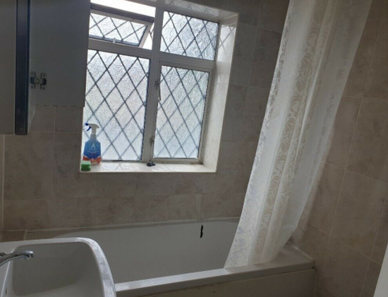Preston Road Double Room Shower Toilet in Your £750 Per Month Including All Bills  6