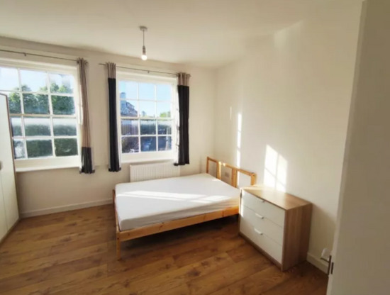 Ensuite Room To Let | Single Person £850 per month | Couple/Two Sharers £950 per month  0