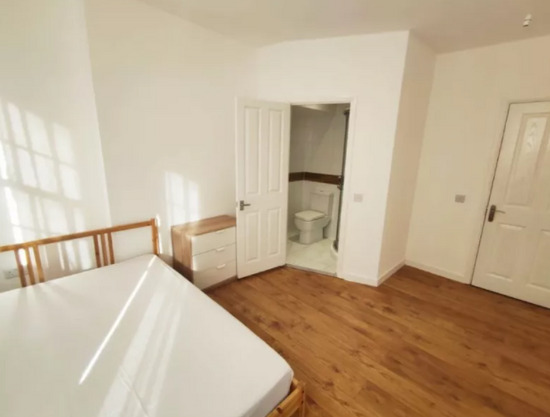Ensuite Room To Let | Single Person £850 per month | Couple/Two Sharers £950 per month  1