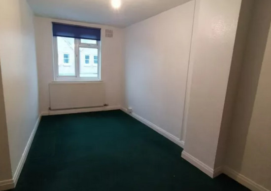 Large 2 Bedroom Flat in Oxford Street near Beach £1050  0