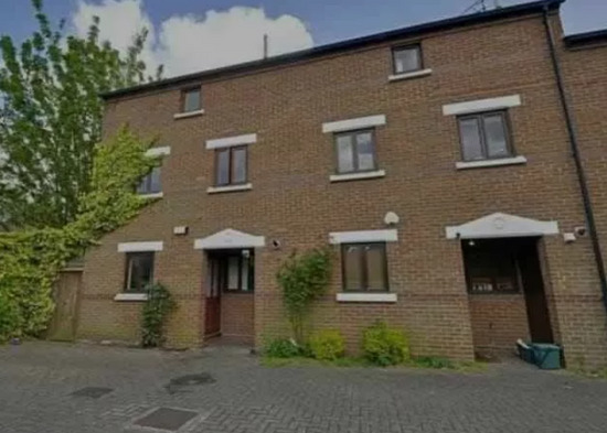 4 Double Bedrooms Hs, 2 lounges 2 bathrooms. Close to Chiswick & Acton Station  1