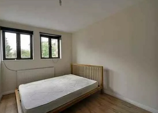 4 Double Bedrooms Hs, 2 lounges 2 bathrooms. Close to Chiswick & Acton Station  6