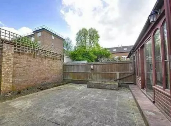 4 Double Bedrooms Hs, 2 lounges 2 bathrooms. Close to Chiswick & Acton Station  9