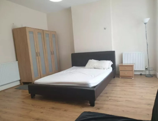 Large Double Room to Rent in Shared House on Broughton Road, Croydon CR7  1
