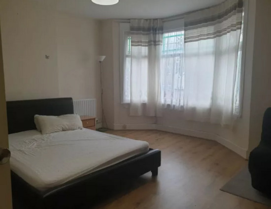 Large Double Room to Rent in Shared House on Broughton Road, Croydon CR7  2
