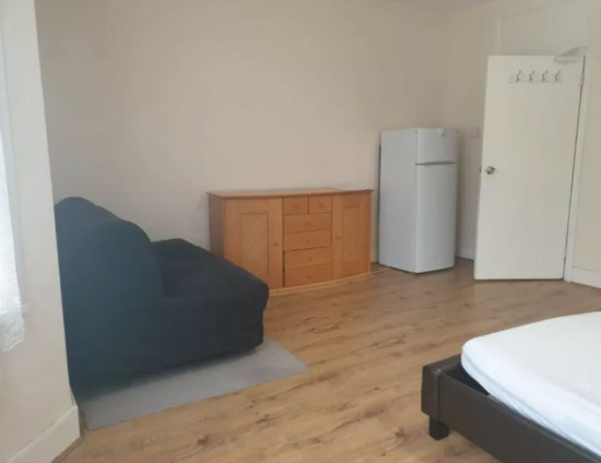 Large Double Room to Rent in Shared House on Broughton Road, Croydon CR7  4