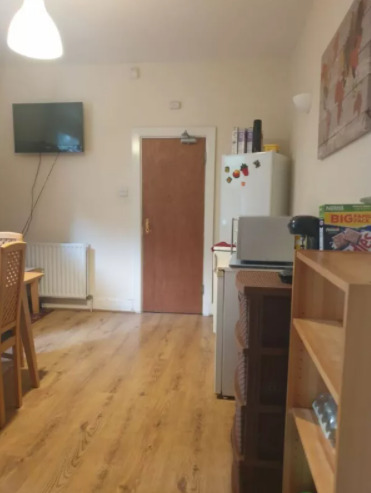 Large Double Room to Rent in Shared House on Broughton Road, Croydon CR7  6