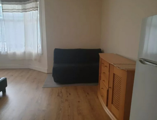 Large Double Room to Rent in Shared House on Broughton Road, Croydon CR7  8