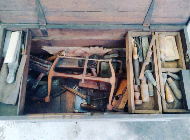 Antique Carpenters Chest & Tools  3