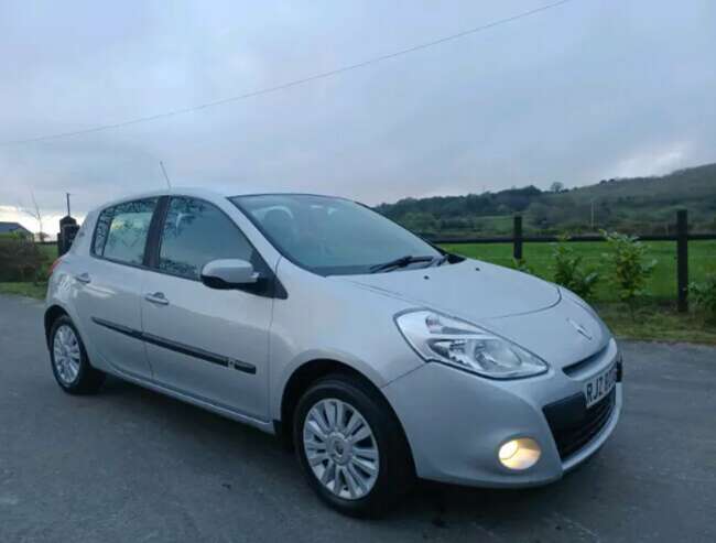 2010 Renault Clio Finished in Metallic Silver - Ideal 1St Car  1