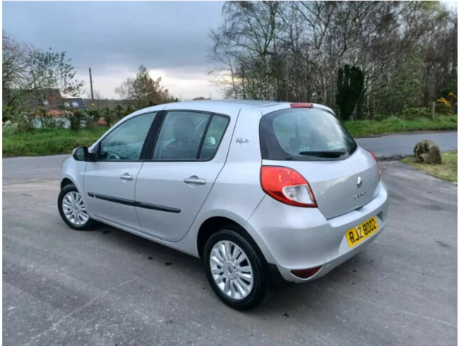 2010 Renault Clio Finished in Metallic Silver - Ideal 1St Car  3
