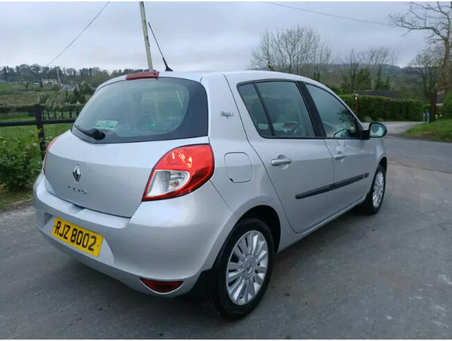 2010 Renault Clio Finished in Metallic Silver - Ideal 1St Car thumb 3