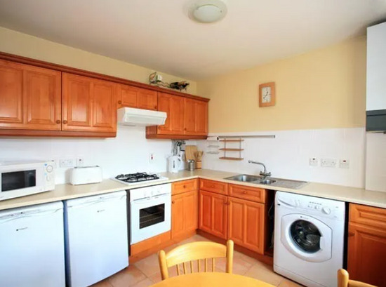 Fully Furnished 2 Bedroom Central Flat with Private Parking Space  0