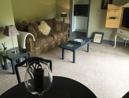 Gorgeous Two Bed Flat Private Parking  1