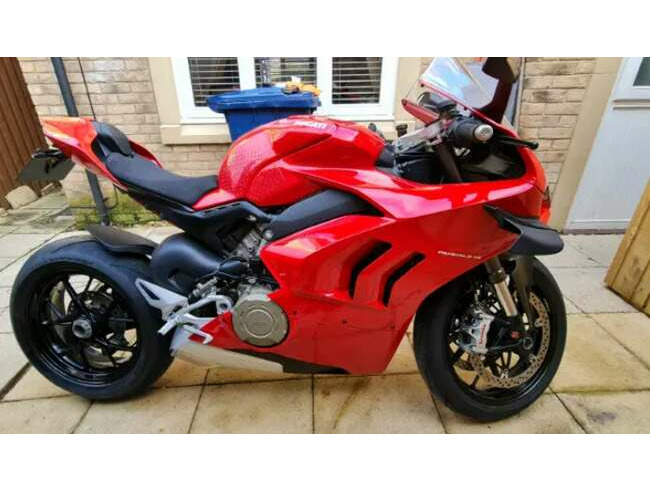 Ducati Panigale V4 Low Mileage Lots of Extras thumb 2