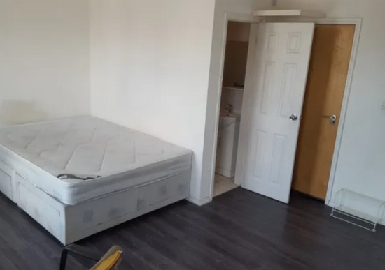 Super Private Studio Flat to Let with Cheap Bills  3