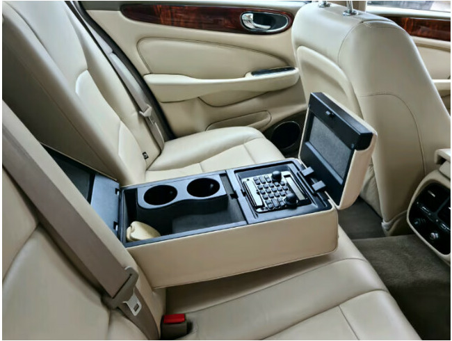 Jaguar XJR. A. V8 Supercharger, Petrol, Automatic  3