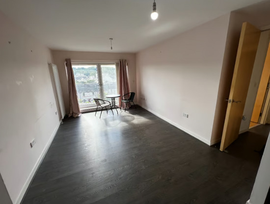 Stylish 2 Bed Flat with Balcony and Ensuite Master. - Available Now!  1