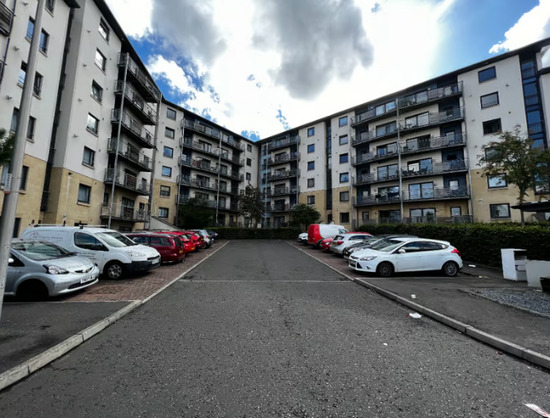 Stylish 2 Bed Flat with Balcony and Ensuite Master. - Available Now!  5