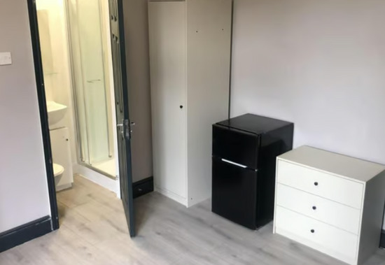 Luxurious Large Studio Flat in Leicester (LE3 5RN)  1
