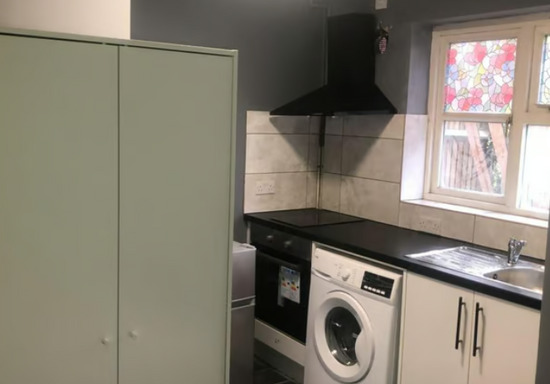 Luxurious Large Studio Flat in Leicester (LE3 5RN)  4
