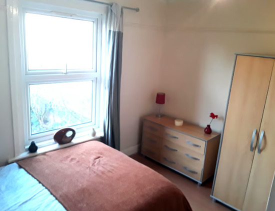 One bedroom flat - Shirley- Bills included -Available 30th September  1