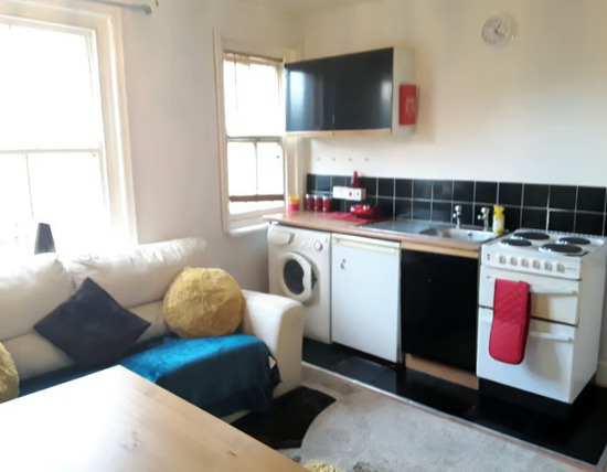 One bedroom flat - Shirley- Bills included -Available 30th September  4