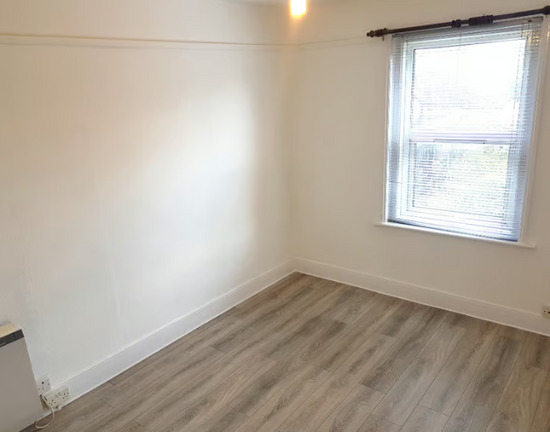 Studio flat - Shirley - Bills included - Available 1st November  5