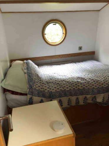 Canal Boat Widebeam - 2 double rooms, £1,600/month  6