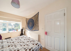 Impressive 2 Bedrooms First Floor Flat Available to Rent in Stanmore HA7 thumb 4
