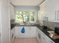 Impressive 2 Bedrooms First Floor Flat Available to Rent in Stanmore HA7 thumb 6